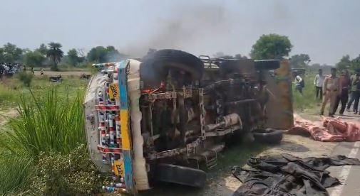 हिन्दू संगठनों ने गोकशों की गाड़ी में आग लगाई, हिन्दू संगठनों ने गोकशों की गाड़ी में आग लगाई,