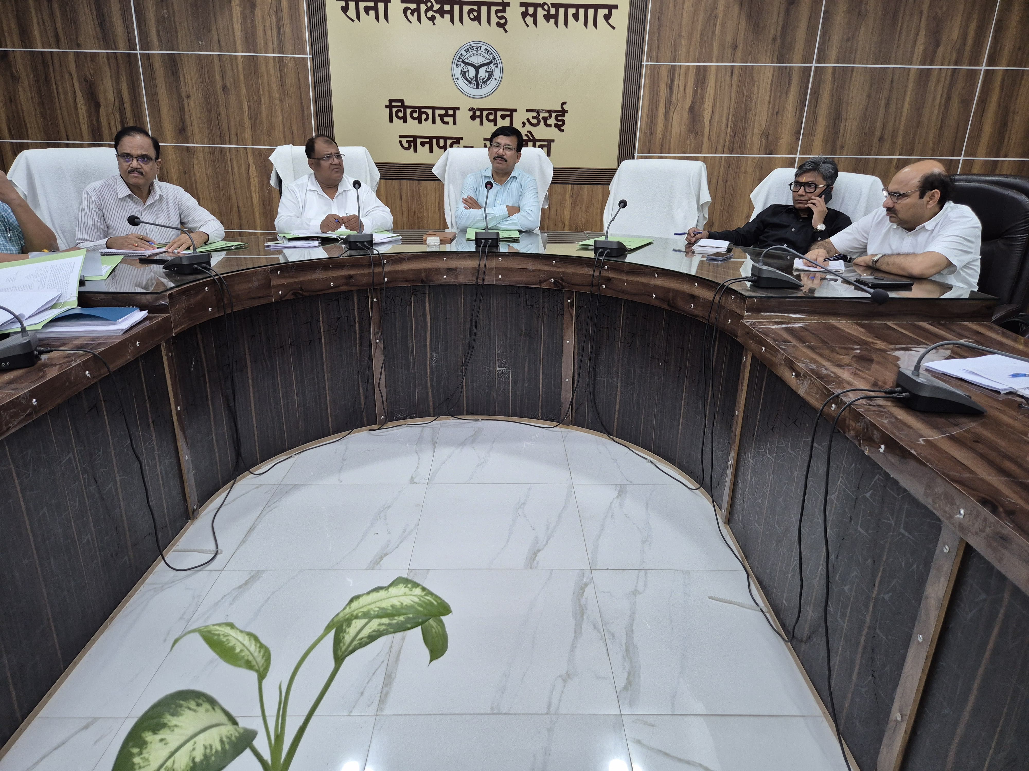 बैठक करते जिलाधिकारी बैठक करते जिलाधिकारी
