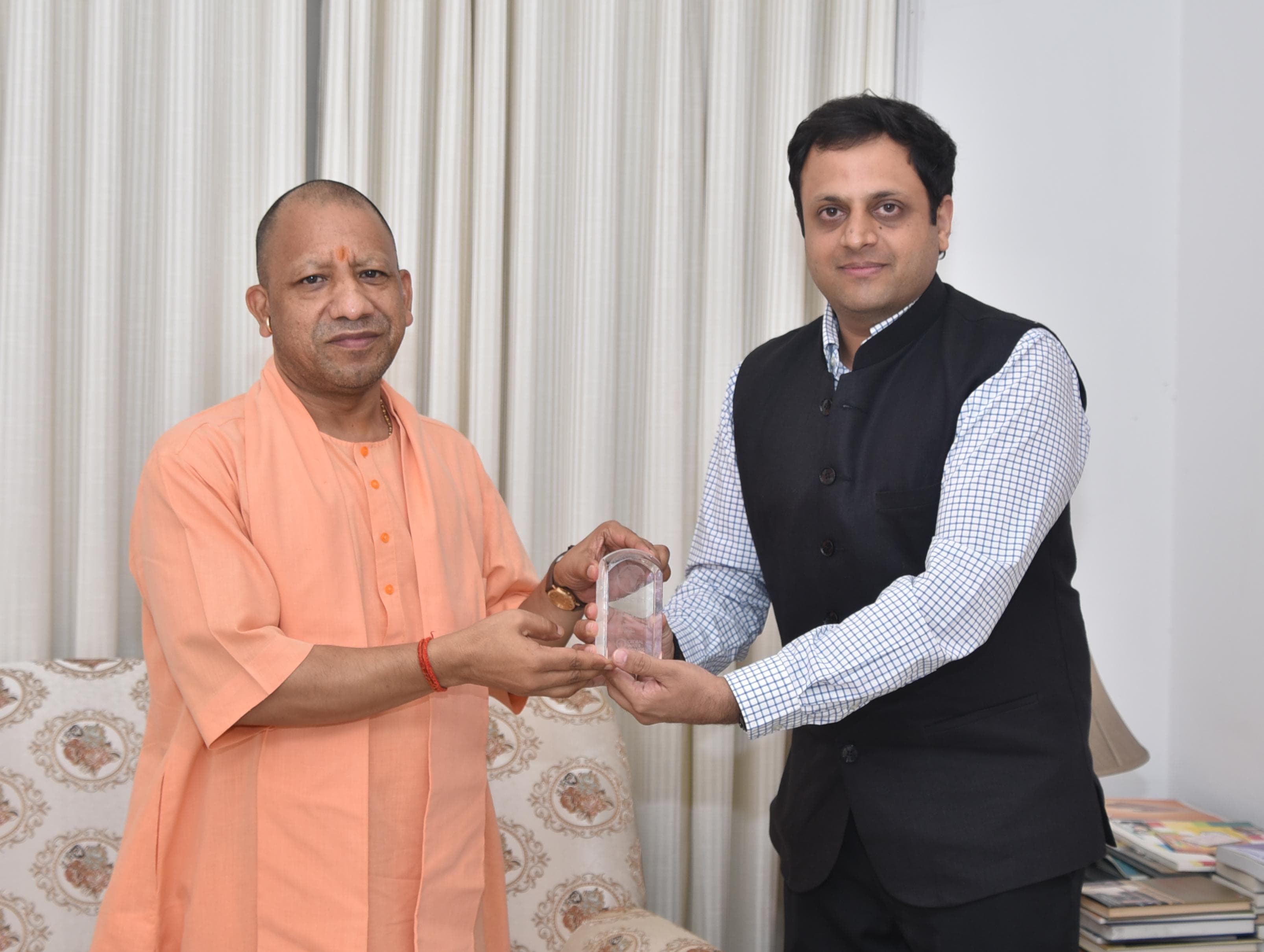 मुख्यमंत्री को अवार्ड भेंट करते नगर आयुक्त मुख्यमंत्री को अवार्ड भेंट करते नगर आयुक्त
