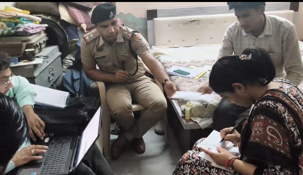 मौके पर जांच करती पुलिस व ड्रग विभाग की टीम। मौके पर जांच करती पुलिस व ड्रग विभाग की टीम।