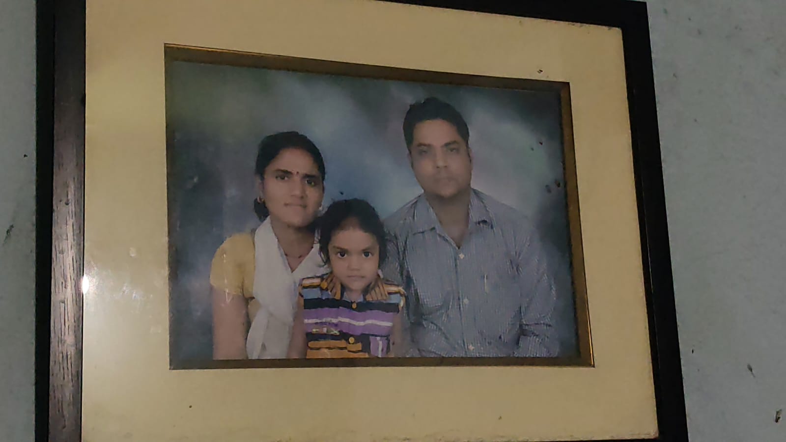 पत्नी और बड़ी बेटी के साथ मृतक कृष्ण कुमार पत्नी और बड़ी बेटी के साथ मृतक कृष्ण कुमार