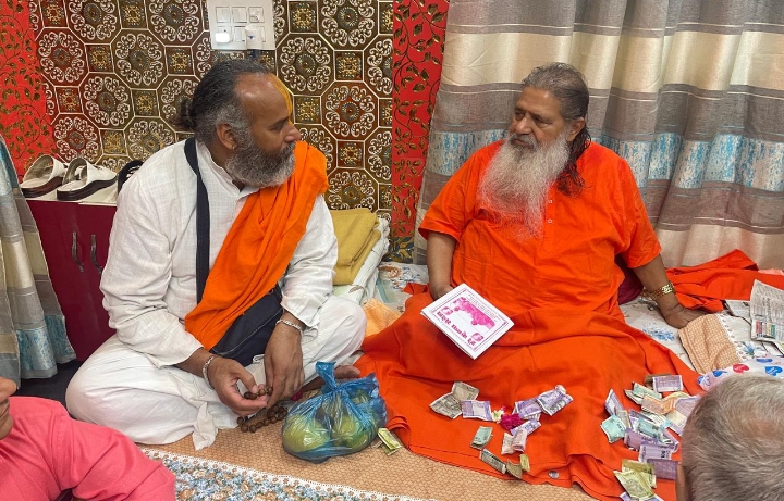 बाबा बाल जी महाराज को निमंत्रण देते हुए। बाबा बाल जी महाराज को निमंत्रण देते हुए।