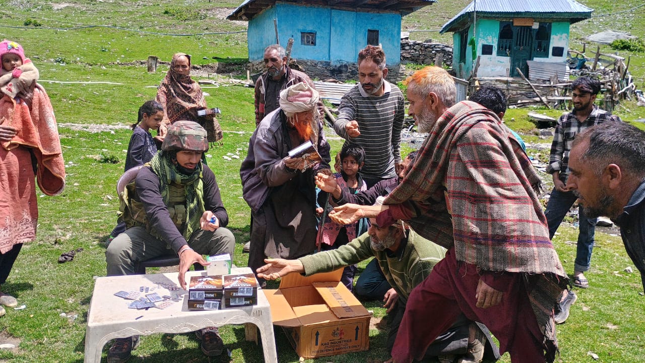 ऑपरेशन मिलाप के तहत सीमावर्ती गांवों में मानवीय सहायता पहुंचाई ऑपरेशन मिलाप के तहत सीमावर्ती गांवों में मानवीय सहायता पहुंचाई