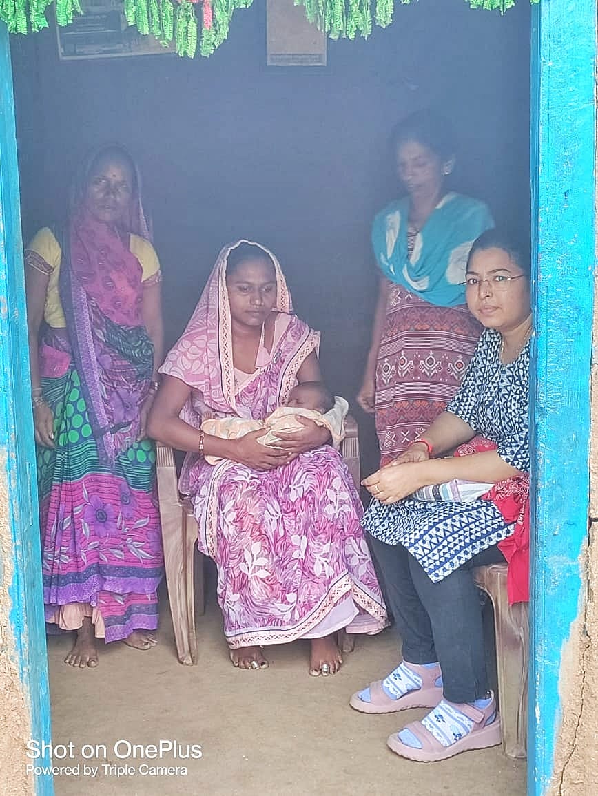 नर्मदा जिले की सागबारा तहसील के कुइदा गांव की सुनीताबेन तड़वी सीएचओ के साथ। नर्मदा जिले की सागबारा तहसील के कुइदा गांव की सुनीताबेन तड़वी सीएचओ के साथ।