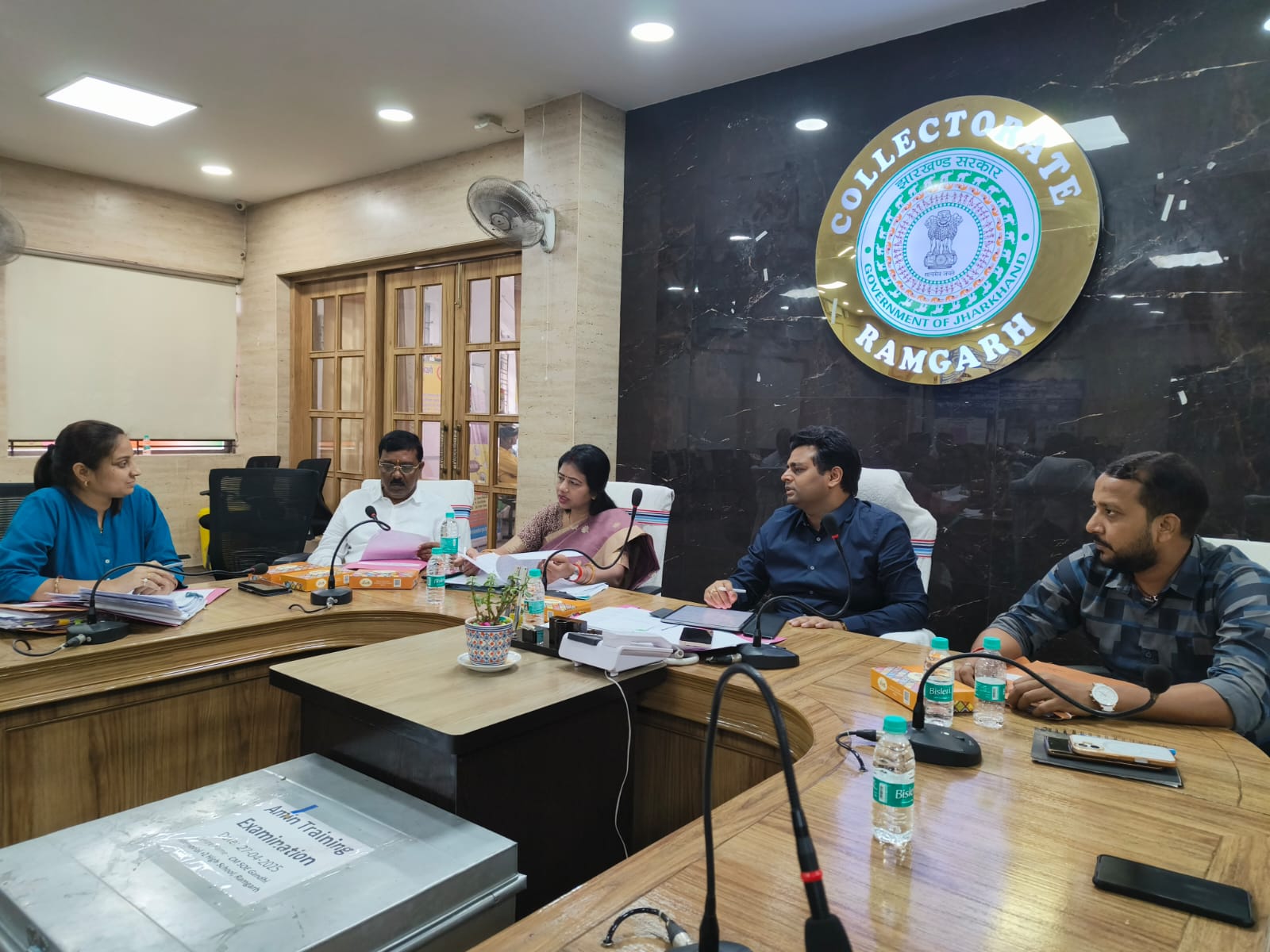 बैठक में शामिल अधिकारी बैठक में शामिल अधिकारी