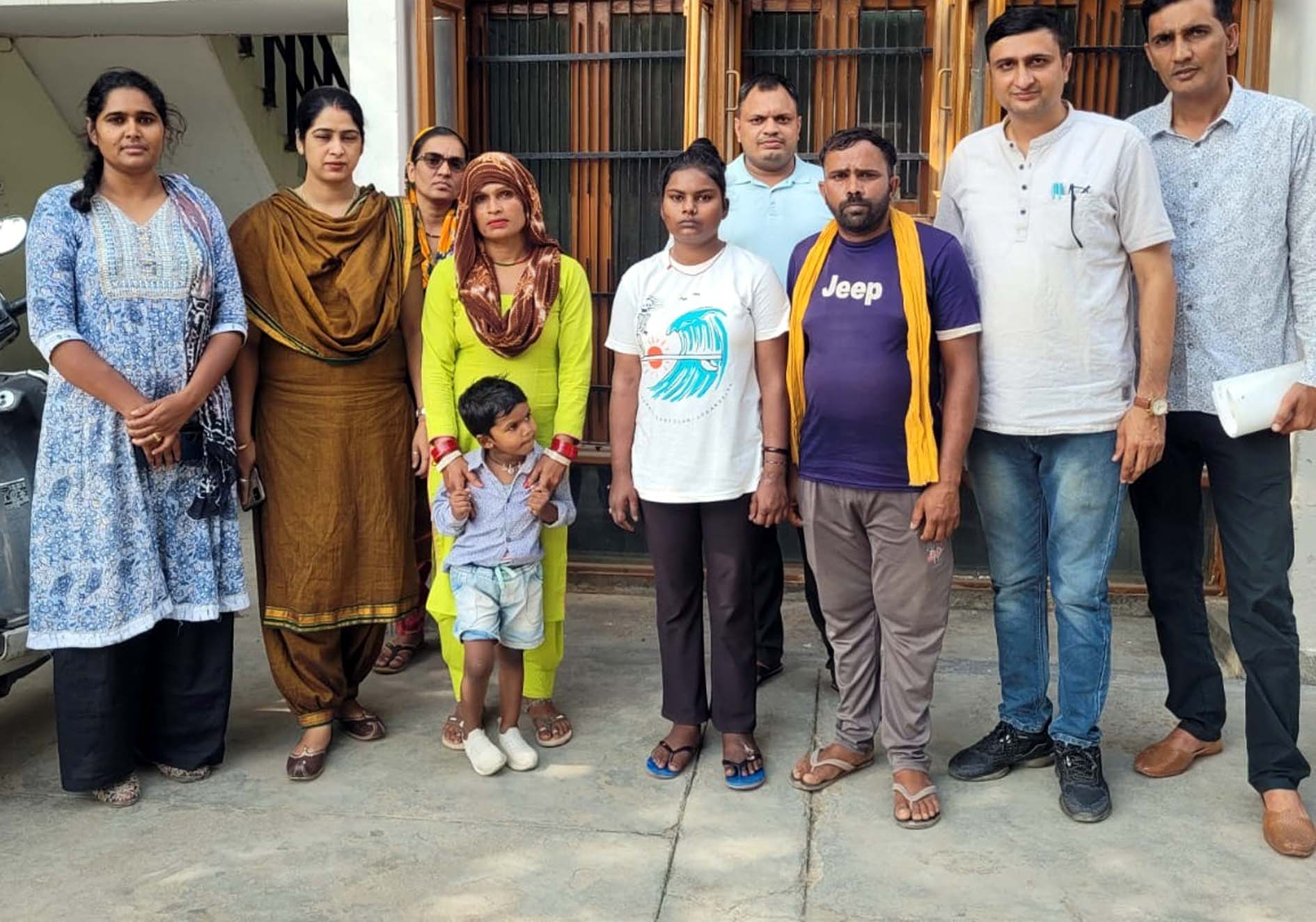 बेसहारा बेटी को परिवार से मिलाते आश्रम के पदाधिकारी। बेसहारा बेटी को परिवार से मिलाते आश्रम के पदाधिकारी।