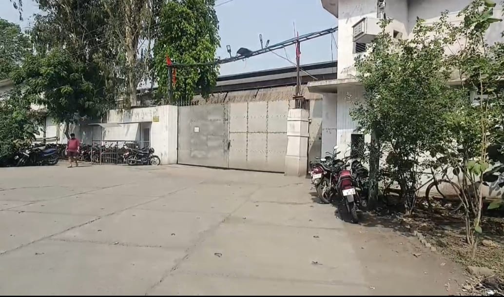 जीएसटी टीम का फैक्ट्री में छापा, खंगाले जा रहे दस्तावेज जीएसटी टीम का फैक्ट्री में छापा, खंगाले जा रहे दस्तावेज