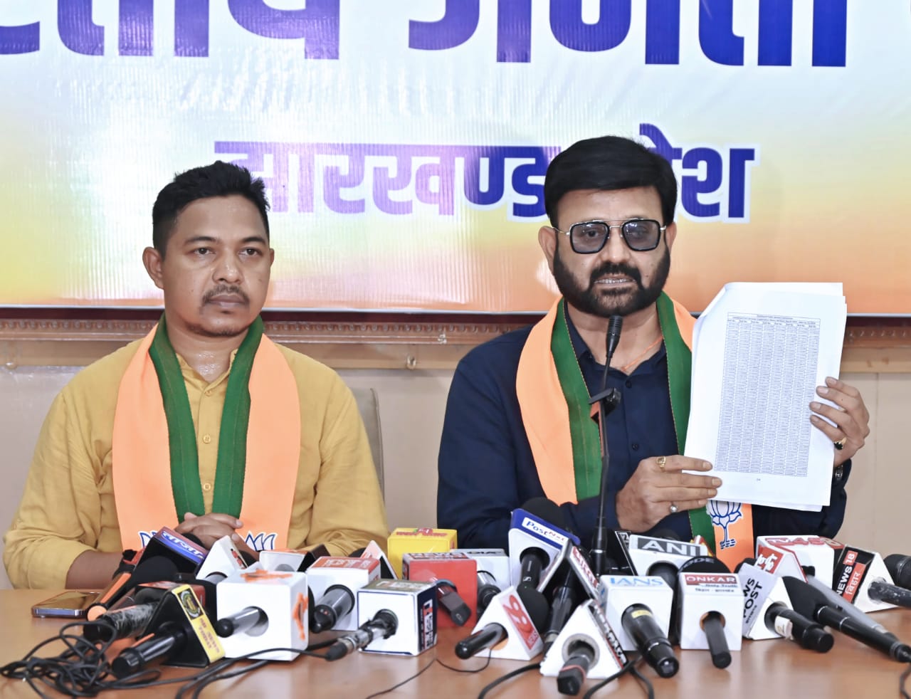 भाजपा प्रवक्ता प्रेस कॉन्फ्रेंस करते हुए भाजपा प्रवक्ता प्रेस कॉन्फ्रेंस करते हुए