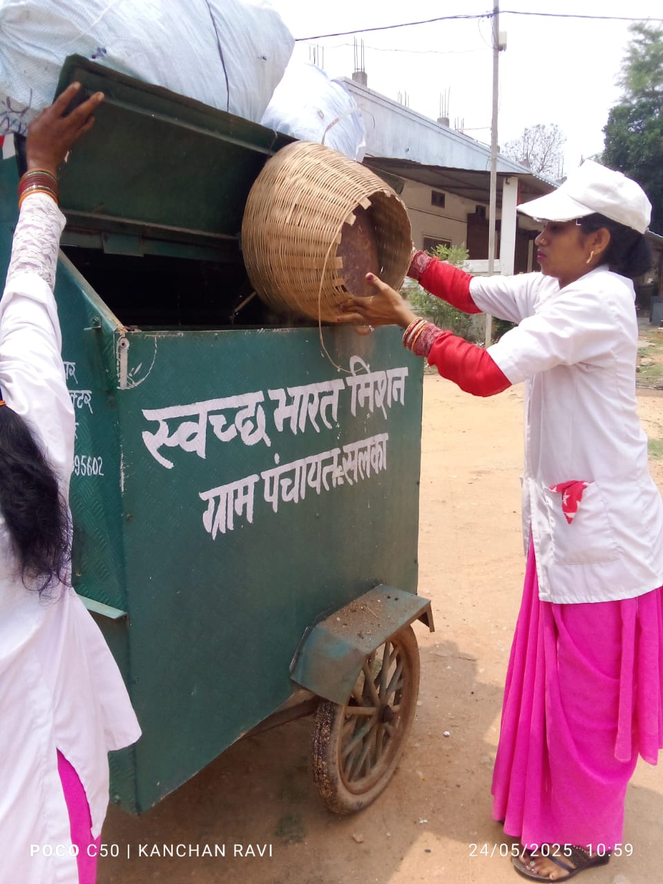 सूरजपुर जिले के ग्राम पंचायतों में नियमित रूप से हो रहा है सूखे कचरे का संग्रहण सूरजपुर जिले के ग्राम पंचायतों में नियमित रूप से हो रहा है सूखे कचरे का संग्रहण