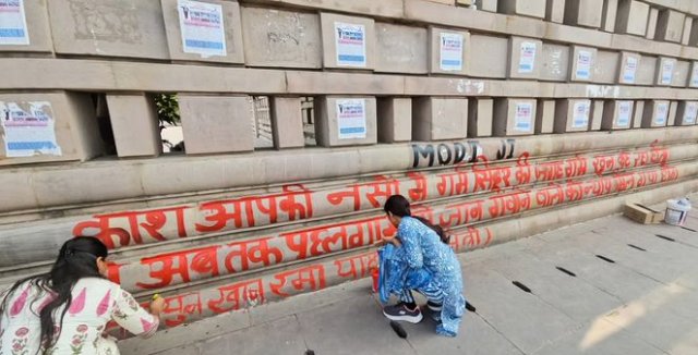 लखनऊ में आम्बेडकर पार्क की दीवार पर अभद्र टिप्पणी लिखती नेत्रियां (सोशल मीडिया प्लेटफार्म से ली गयी फोटो) लखनऊ में आम्बेडकर पार्क की दीवार पर अभद्र टिप्पणी लिखती नेत्रियां (सोशल मीडिया प्लेटफार्म से ली गयी फोटो)