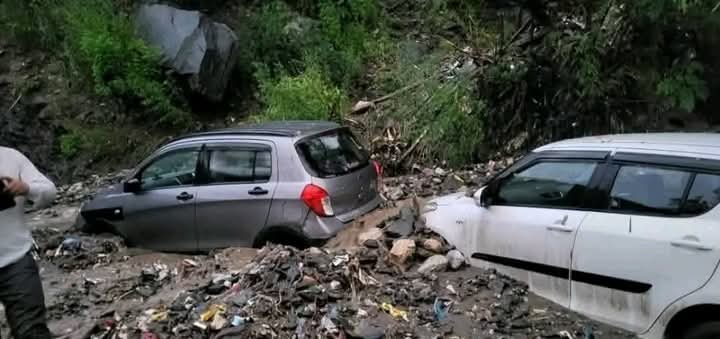 बाढ़ से क्षतिग्रस्त कार बाढ़ से क्षतिग्रस्त कार