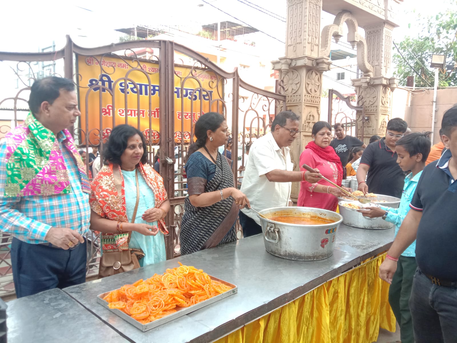 श्‍याम मंदिर में भंडारे की तस्‍वीर