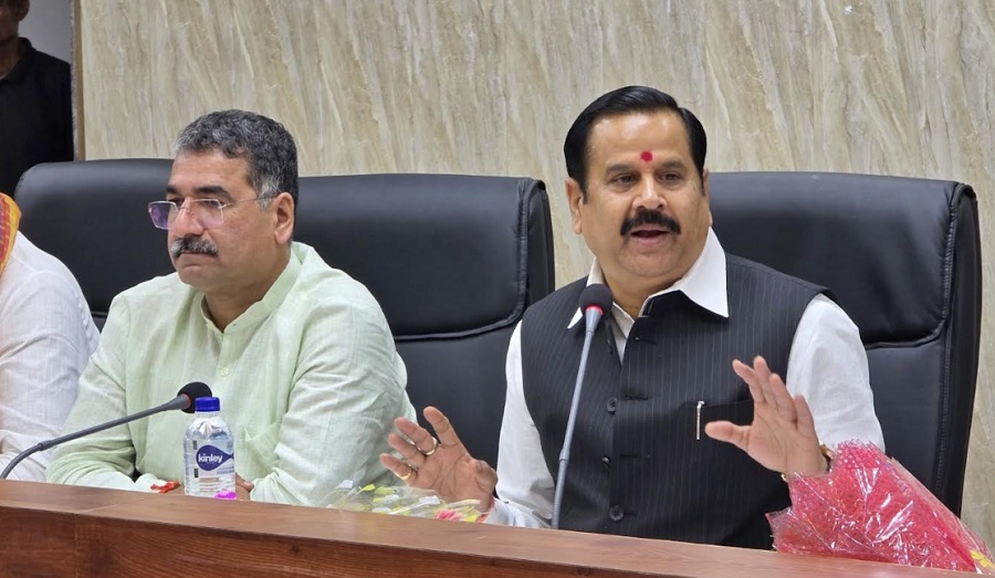 बैठक को संबोधित करते हुए भाजपा के प्रदेश प्रभारी डॉ. महेन्द्र सिंह
