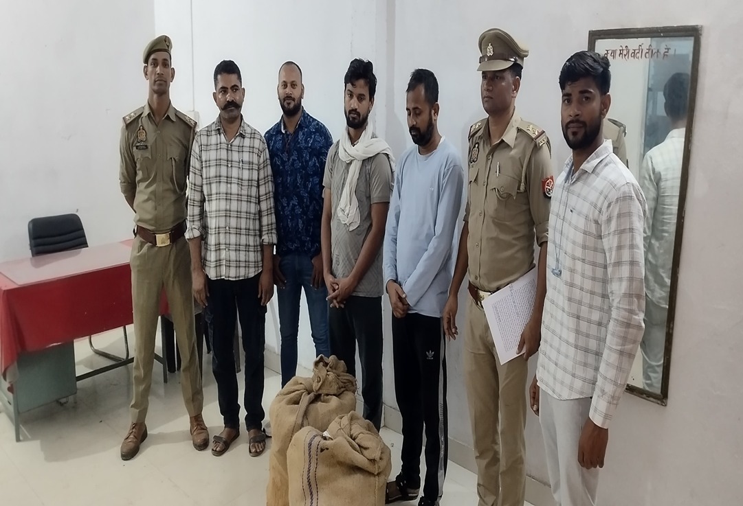 पुलिस की गिरफ्त में आरोपित तस्कर पुलिस की गिरफ्त में आरोपित तस्कर