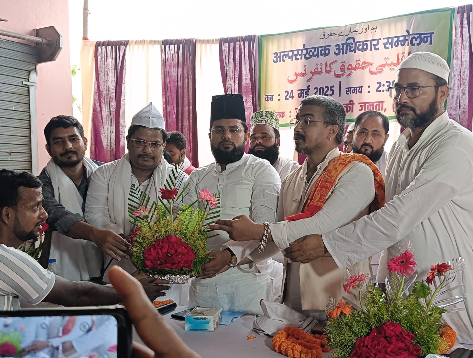 अतिथि का स्वागत करते लोग अतिथि का स्वागत करते लोग
