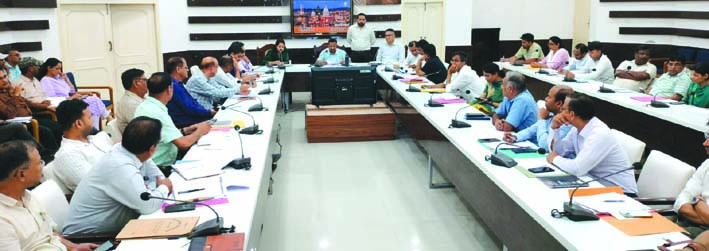बैठक लेते हुए डीएम कर्मेन्द्र सिंह