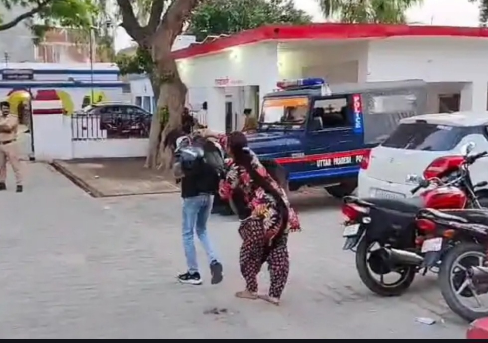 कन्नौज: कोतवाली के सामने हंगामा करने वाली महिला नेता को पुलिस ने भेजा जेल कन्नौज: कोतवाली के सामने हंगामा करने वाली महिला नेता को पुलिस ने भेजा जेल