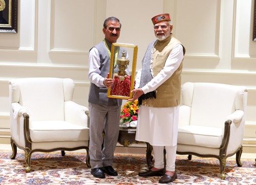 प्रधानमंत्री से भेंट करते सीएम प्रधानमंत्री से भेंट करते सीएम
