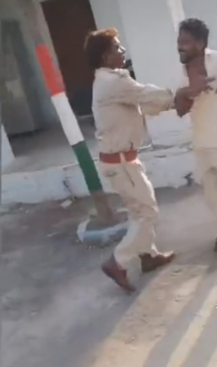 थाना परिसर में पीटा,एसपी ने किया निलंबित थाना परिसर में पीटा,एसपी ने किया निलंबित