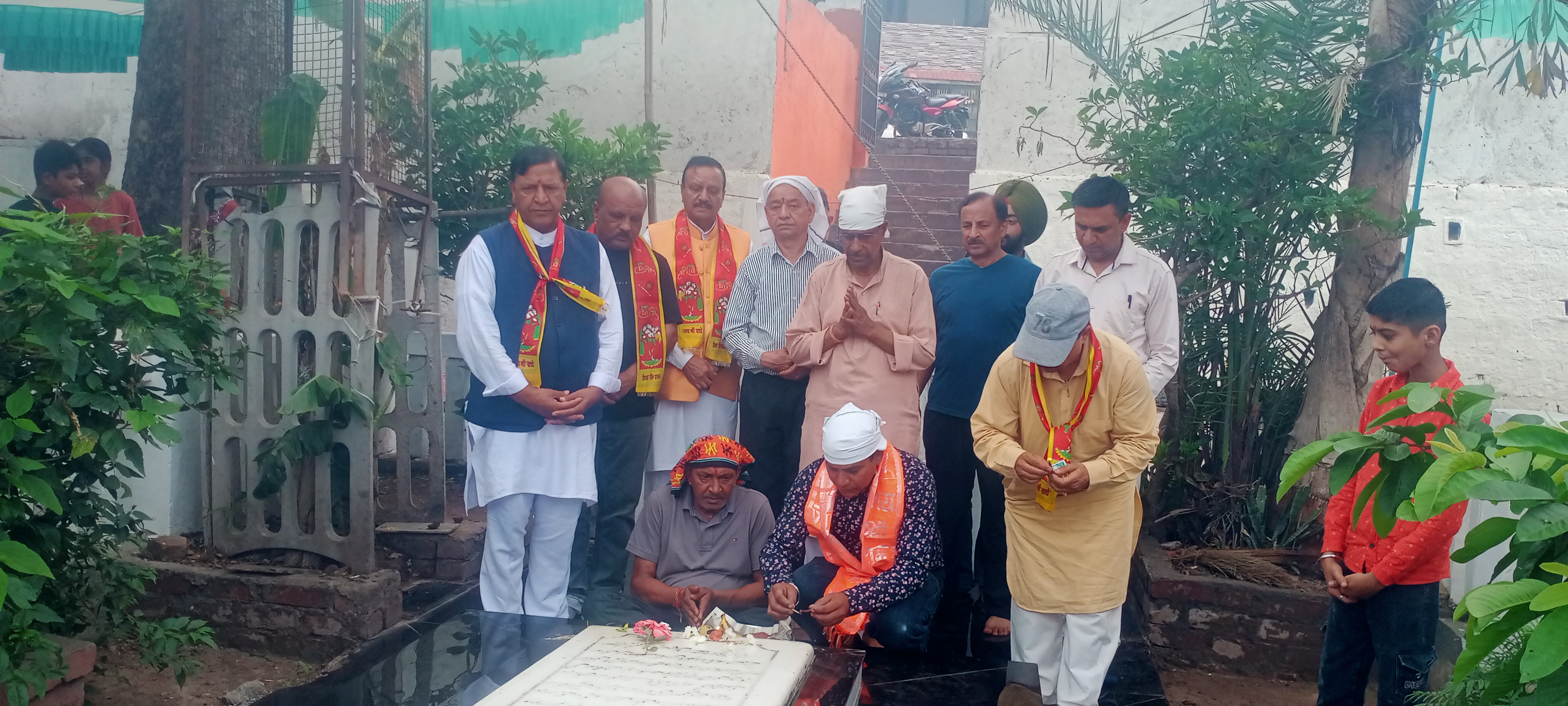 नाहन की ऐतिहासिक हाथी की कब्र पर श्रद्धा पूर्वक चढ़ाया रया विशेष रोट नाहन की ऐतिहासिक हाथी की कब्र पर श्रद्धा पूर्वक चढ़ाया रया विशेष रोट