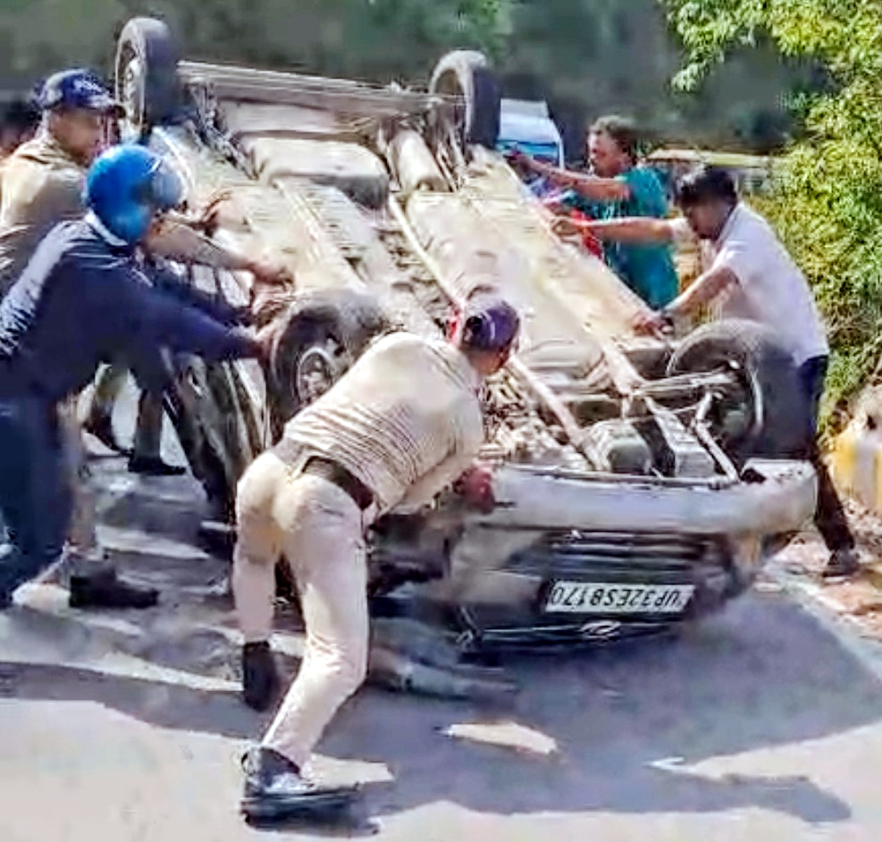 बल्दियाखान के पास कार को सीधा करने का प्रयास करते पुलिस कर्मी। बल्दियाखान के पास कार को सीधा करने का प्रयास करते पुलिस कर्मी।