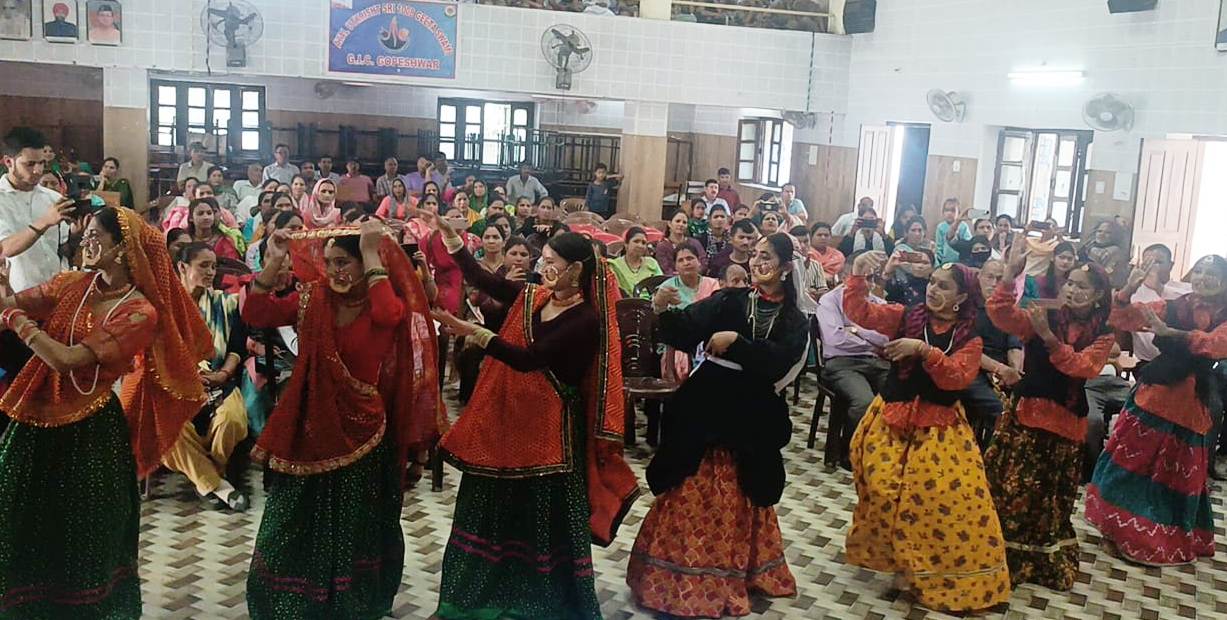 गोपेश्वर में अभिभावक संघ गठन के दौरान सांस्कृतिक कार्यक्रम प्रस्तुत करती छात्राएं। गोपेश्वर में अभिभावक संघ गठन के दौरान सांस्कृतिक कार्यक्रम प्रस्तुत करती छात्राएं।