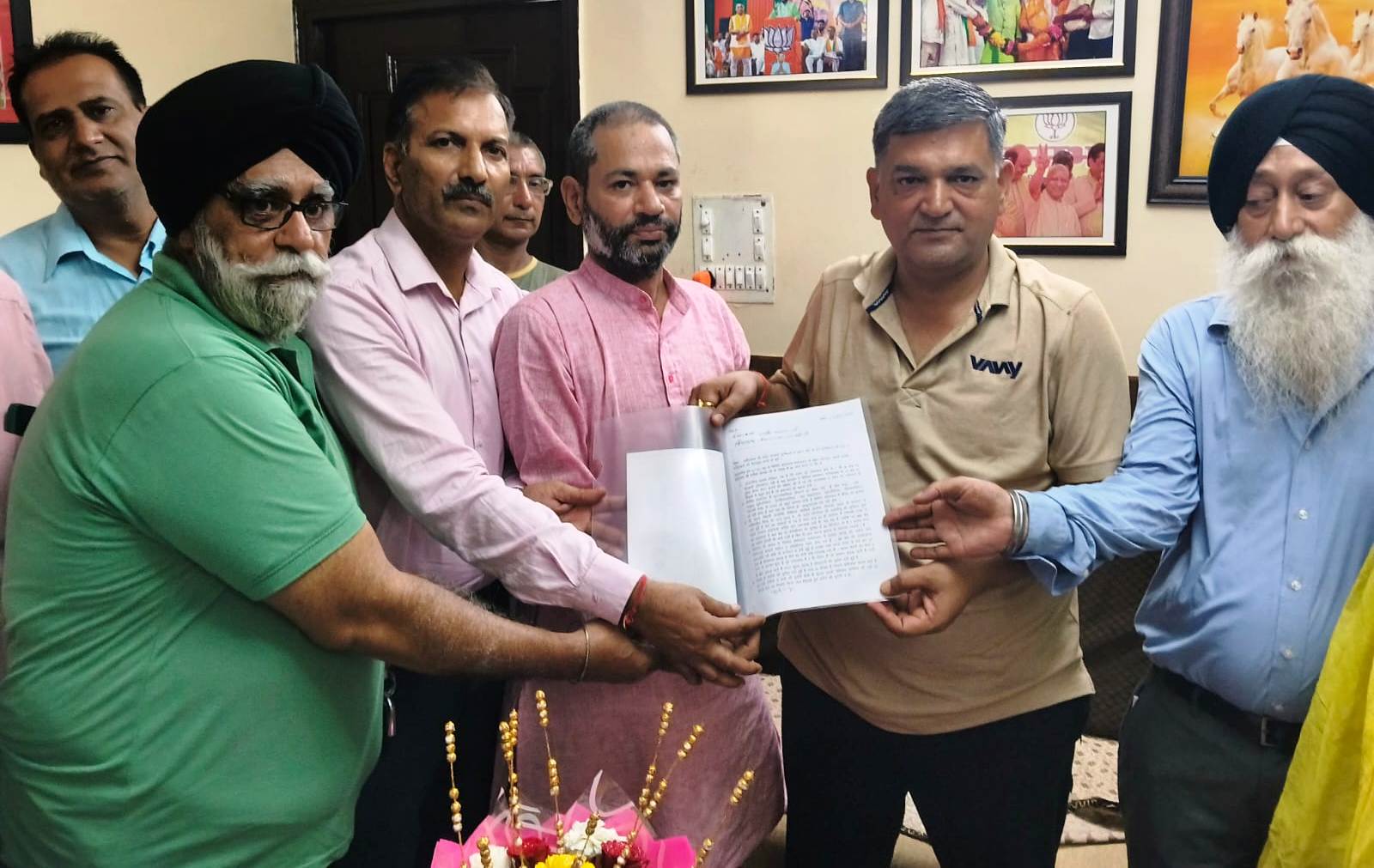 विधायक को ज्ञापन सौंपते रेफरमुक्त संघर्ष समिति के सदस्य विधायक को ज्ञापन सौंपते रेफरमुक्त संघर्ष समिति के सदस्य