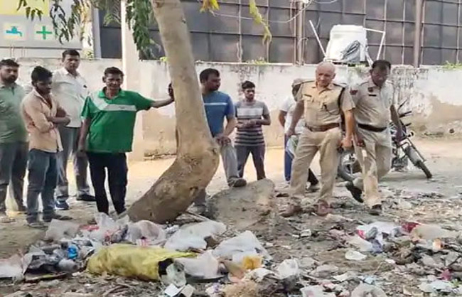 मौके का निरीक्षण करते हुए पुलिस। मौके का निरीक्षण करते हुए पुलिस।