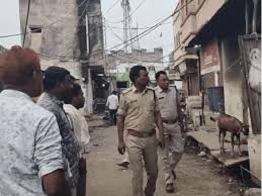 जांच करते पुलिस अधिकारी जांच करते पुलिस अधिकारी