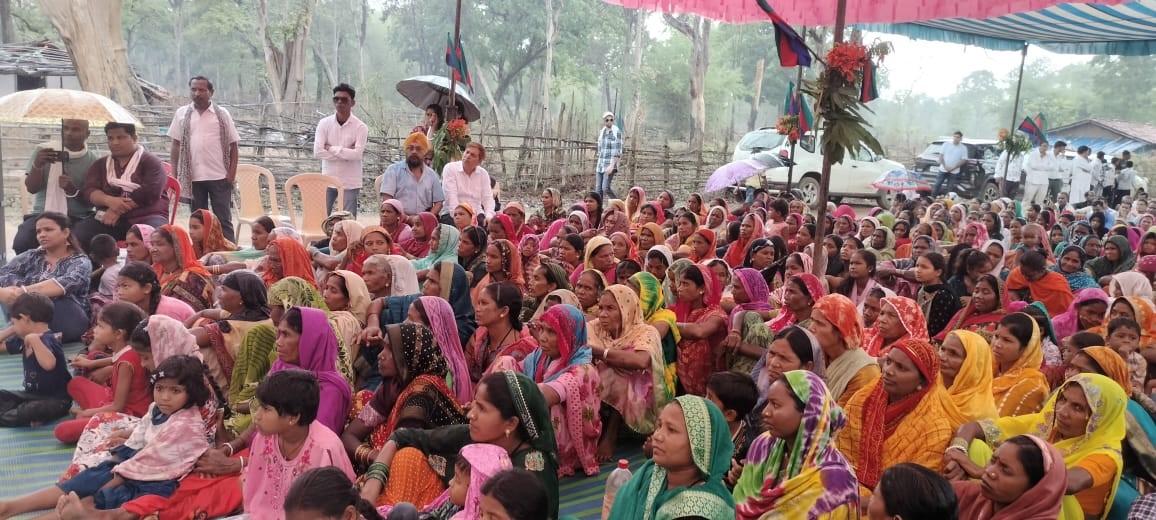 मूर्ति अनावरण कार्यक्रम में उपस्थित आदिवासी ग्रामीण व अन्य। मूर्ति अनावरण कार्यक्रम में उपस्थित आदिवासी ग्रामीण व अन्य।