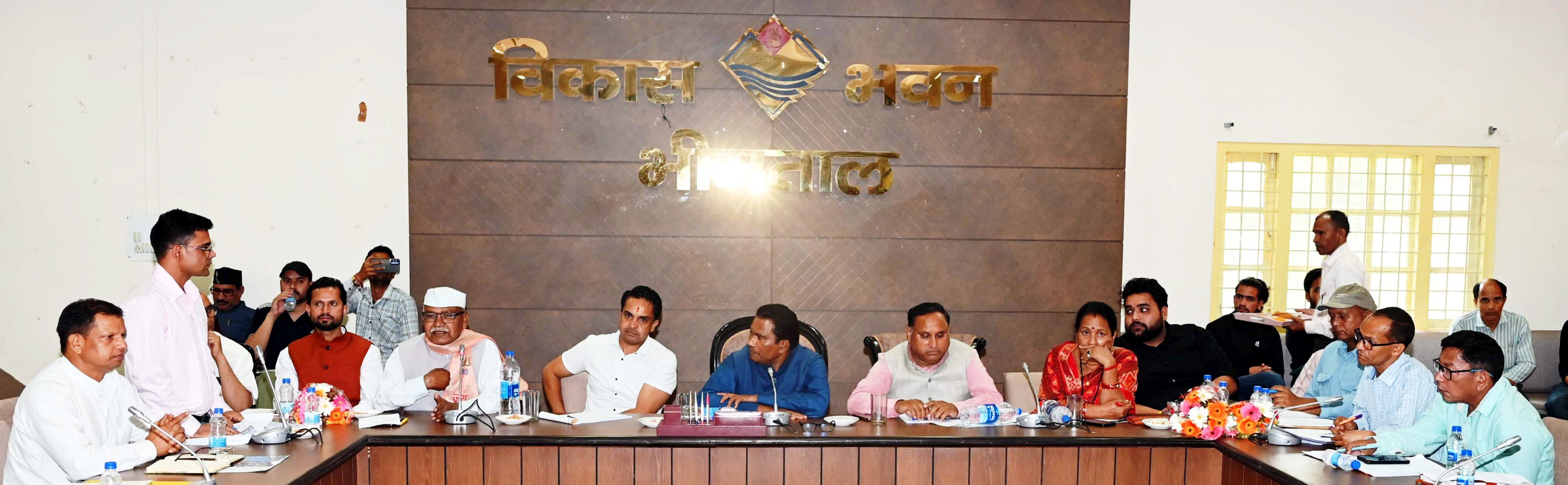 बैठक में उपस्थित समाज कल्याण योजनाएं अनुश्रवण समिति उत्तराखंड के उपाध्यक्ष देशराज कर्णवाल व अन्य।