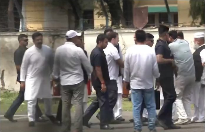 कांग्रेस नेता राहुल गांधी पाक गोलाबारी के पीड़ितों से मिलने जम्मू-कश्मीर के पुंछ पहुंचे कांग्रेस नेता राहुल गांधी पाक गोलाबारी के पीड़ितों से मिलने जम्मू-कश्मीर के पुंछ पहुंचे