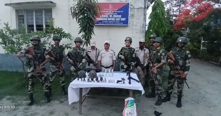 इंफाल ईस्ट के हेंगांग क्षेत्र से भारी मात्रा में बरामद हथियार और गोला-बारूद की तस्वीर।