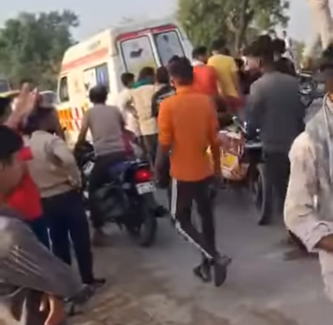 हादसे के बाद हाइवे पर जमा लोगों की भीड। हादसे के बाद हाइवे पर जमा लोगों की भीड।