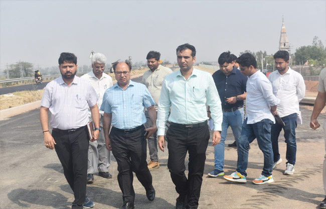 सोनीपत: उपायुक्त डॉ. मनोज कुमार ने अधिकारियों के साथ किया नेशनल हाइवे का निरीक्षण करते हुए सोनीपत: उपायुक्त डॉ. मनोज कुमार ने अधिकारियों के साथ किया नेशनल हाइवे का निरीक्षण करते हुए