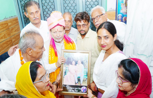 सोनीपत:कैबिनेट मंत्री डॉ. अरविंद शर्मा को सम्मानित करते हुए उनके शुभचिंतक सोनीपत:कैबिनेट मंत्री डॉ. अरविंद शर्मा को सम्मानित करते हुए उनके शुभचिंतक