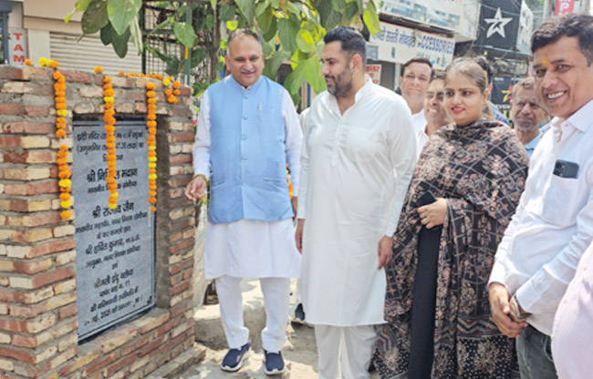 सोनीपत: विधायक निखिल मदान और मेयर राजीव जैन विकास कायो्र का उद्घाटन करते हुए। सोनीपत: विधायक निखिल मदान और मेयर राजीव जैन विकास कायो्र का उद्घाटन करते हुए।