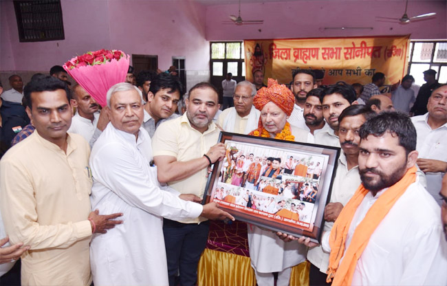 सोनीपत:कैबिनेट मंत्री डॉ. अरविंद शर्मा को सम्मानित करते हुए उनके शुभचिंतक सोनीपत:कैबिनेट मंत्री डॉ. अरविंद शर्मा को सम्मानित करते हुए उनके शुभचिंतक