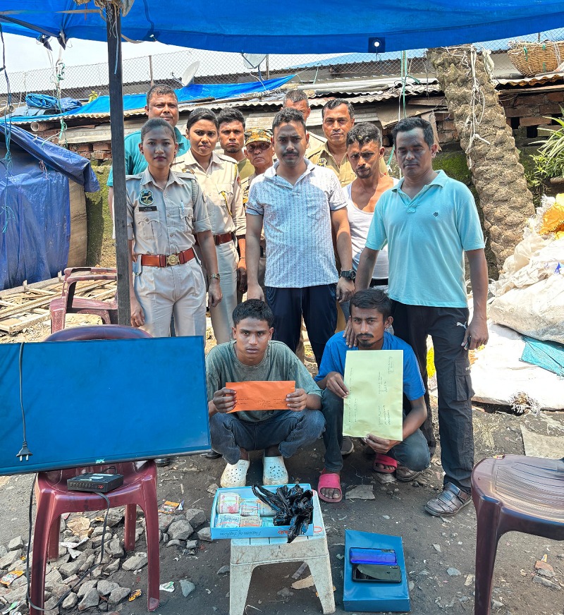 हेरोइन के साथ दो गिरफ्तार युवकों की नगदी और चोरी की टीवी के साथ तस्वीर।