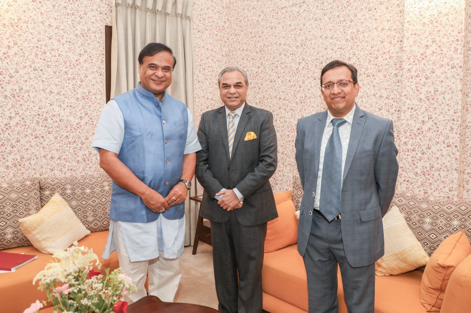 मुख्यमंत्री डॉ हिमंत बिस्व सरमा आईटीसी होटलों के प्रबंध निदेशक अनिल चड्ढा से उनके निवास पर मुलाकात के दौरान। मुख्यमंत्री डॉ हिमंत बिस्व सरमा आईटीसी होटलों के प्रबंध निदेशक अनिल चड्ढा से उनके निवास पर मुलाकात के दौरान।