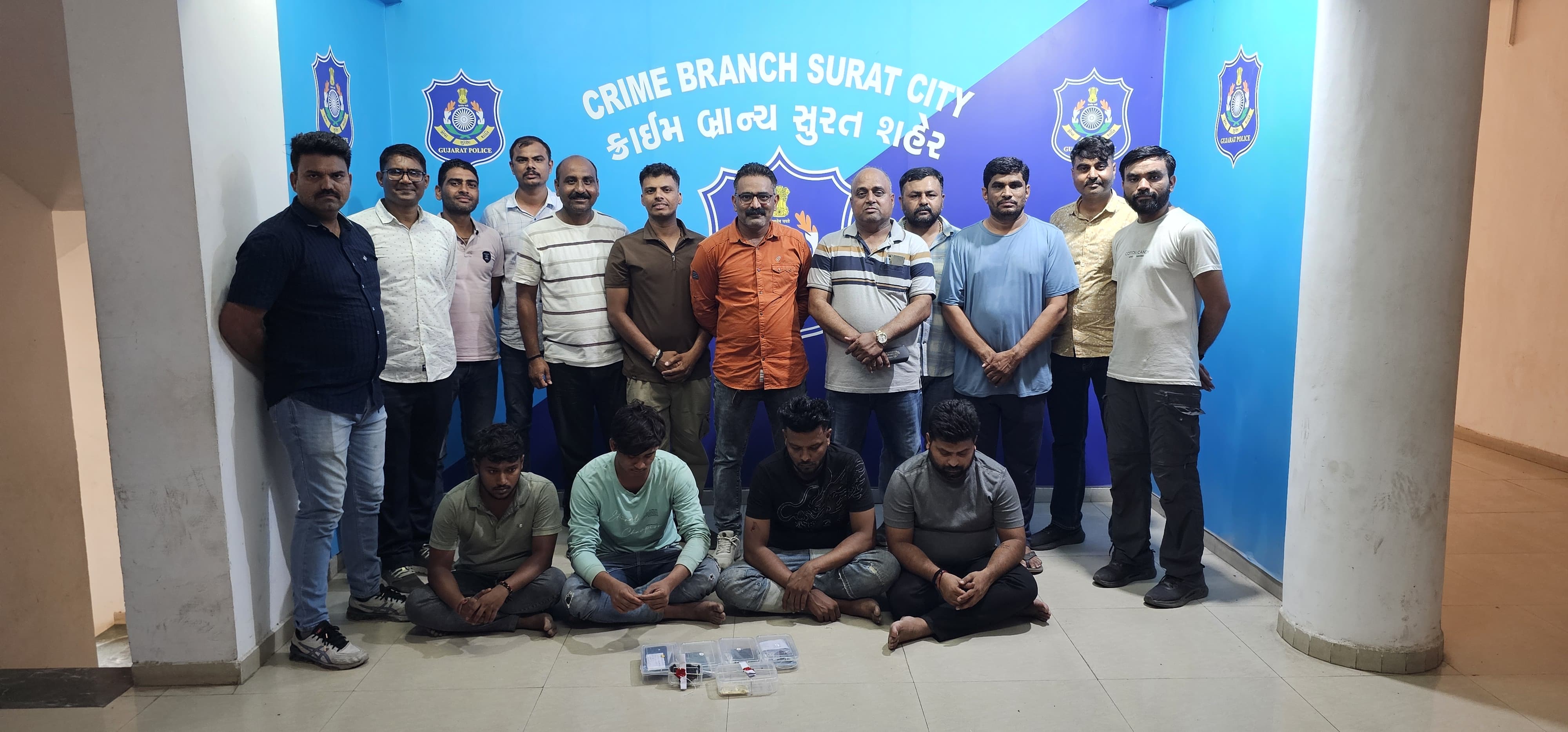 सूरत क्राइम ब्रांच की गिरफ्त में सरथाणा के समीप ड्रग्स ले जाते पकड़े गए आरोपित। सूरत क्राइम ब्रांच की गिरफ्त में सरथाणा के समीप ड्रग्स ले जाते पकड़े गए आरोपित।