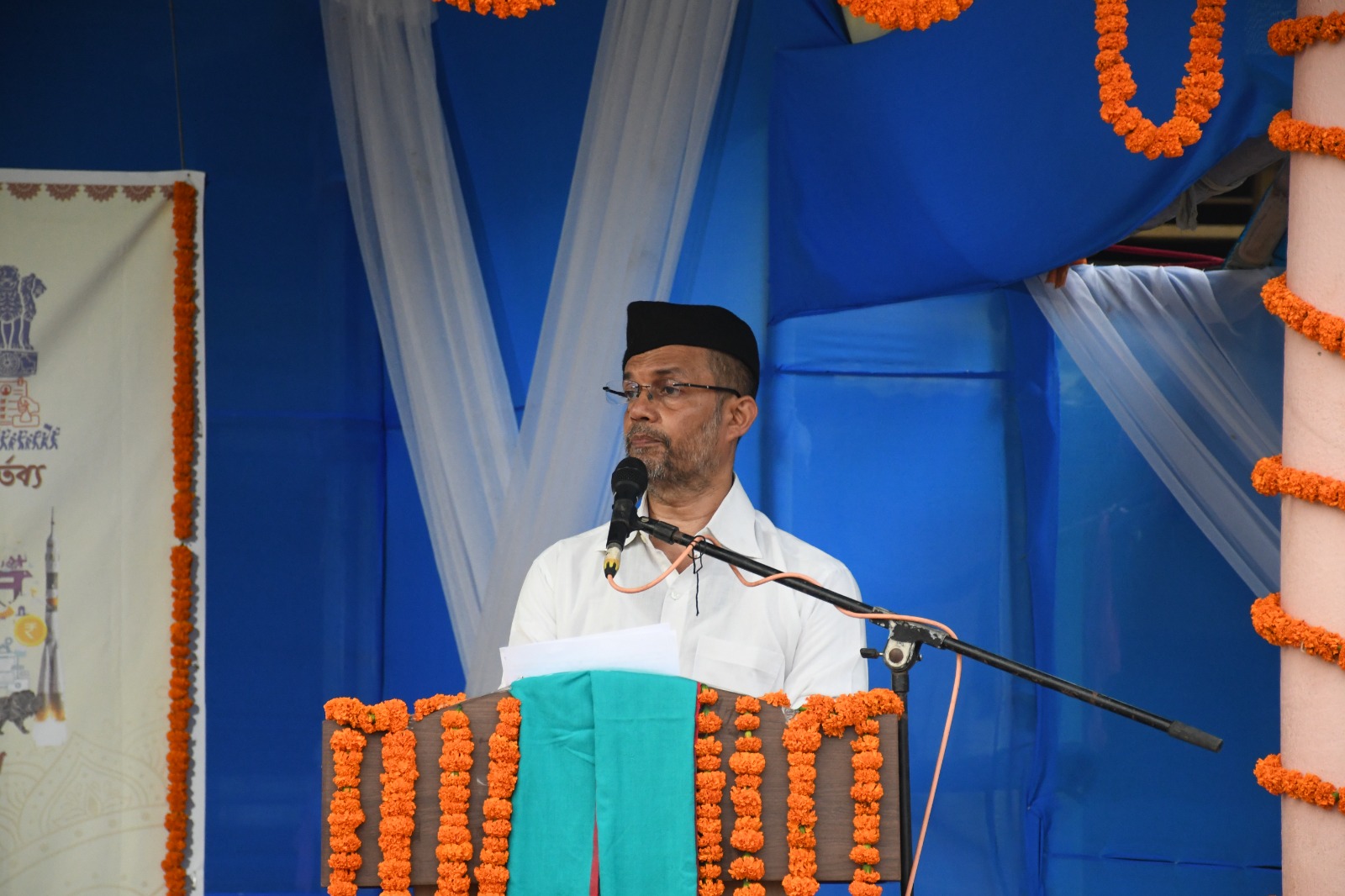 होजाई गीताश्रम में संघ शिक्षा वर्ग का समापन समारोह को संबोधित करते हुए दिल्ली विश्वविद्यालय के पूर्व प्रवक्ता एवं राष्ट्रीय स्वयंसेवक संघ, असम क्षेत्र के प्रचार प्रमुख डॉ. सुनील मोहंती।