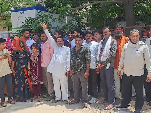 ग्रामीणों ने जताया विरोध। ग्रामीणों ने जताया विरोध।