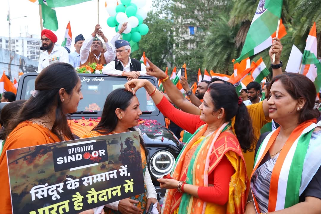 पार्ले प्वाइंट (रिची रिच होटल) - एसवीएनआईटी सर्कल - पीपलोद के कारगिल चौक तक तिरंगा यात्रा का आयोजन किया गया। इसमें महिलाओं ने परस्पर सिंदूर भी लगाए। पार्ले प्वाइंट (रिची रिच होटल) - एसवीएनआईटी सर्कल - पीपलोद के कारगिल चौक तक तिरंगा यात्रा का आयोजन किया गया। इसमें महिलाओं ने परस्पर सिंदूर भी लगाए।
