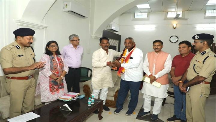 ग्वालियरः जनभागीदारी की अनुकरणीय पहल के लिये मंत्री सिलावट ने राघवेन्द्र सिंह का किया सम्मान ग्वालियरः जनभागीदारी की अनुकरणीय पहल के लिये मंत्री सिलावट ने राघवेन्द्र सिंह का किया सम्मान