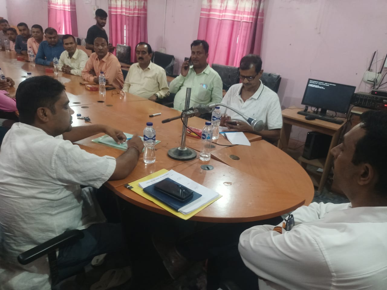 डीलरो के साथ बैठक करते डीएओ डीलरो के साथ बैठक करते डीएओ