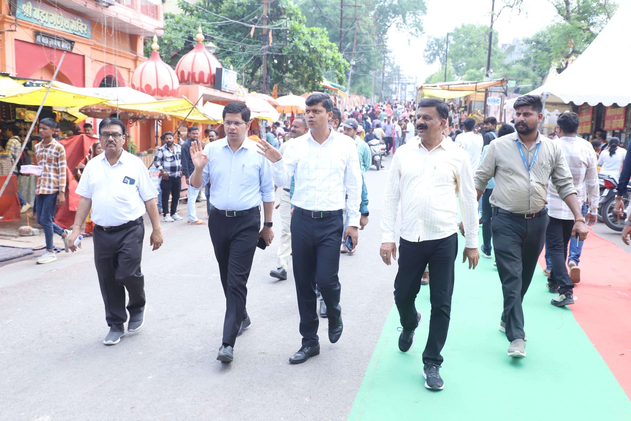 मंदिर के बाहरी एवं आंतरिक क्षेत्र का निरीक्षण कर सम्बंधितो को आवश्यक दिशा-निर्देश प्रदान किये। मंदिर के बाहरी एवं आंतरिक क्षेत्र का निरीक्षण कर सम्बंधितो को आवश्यक दिशा-निर्देश प्रदान किये।