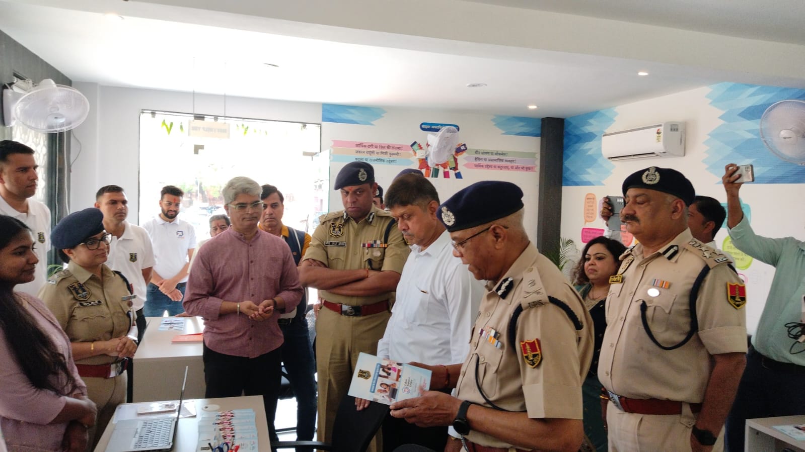 ऑनलाइन खतरों की बढ़ती चुनौतियों को निटपने के लिए पुलिस कमिश्नरेट में साइबर सपोर्ट सेंटर की शुरुआत ऑनलाइन खतरों की बढ़ती चुनौतियों को निटपने के लिए पुलिस कमिश्नरेट में साइबर सपोर्ट सेंटर की शुरुआत