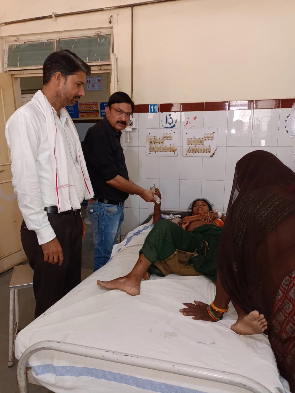 अस्पताल पहुंचकर घायलों का हालचाल जानते एसडीएम। अस्पताल पहुंचकर घायलों का हालचाल जानते एसडीएम।
