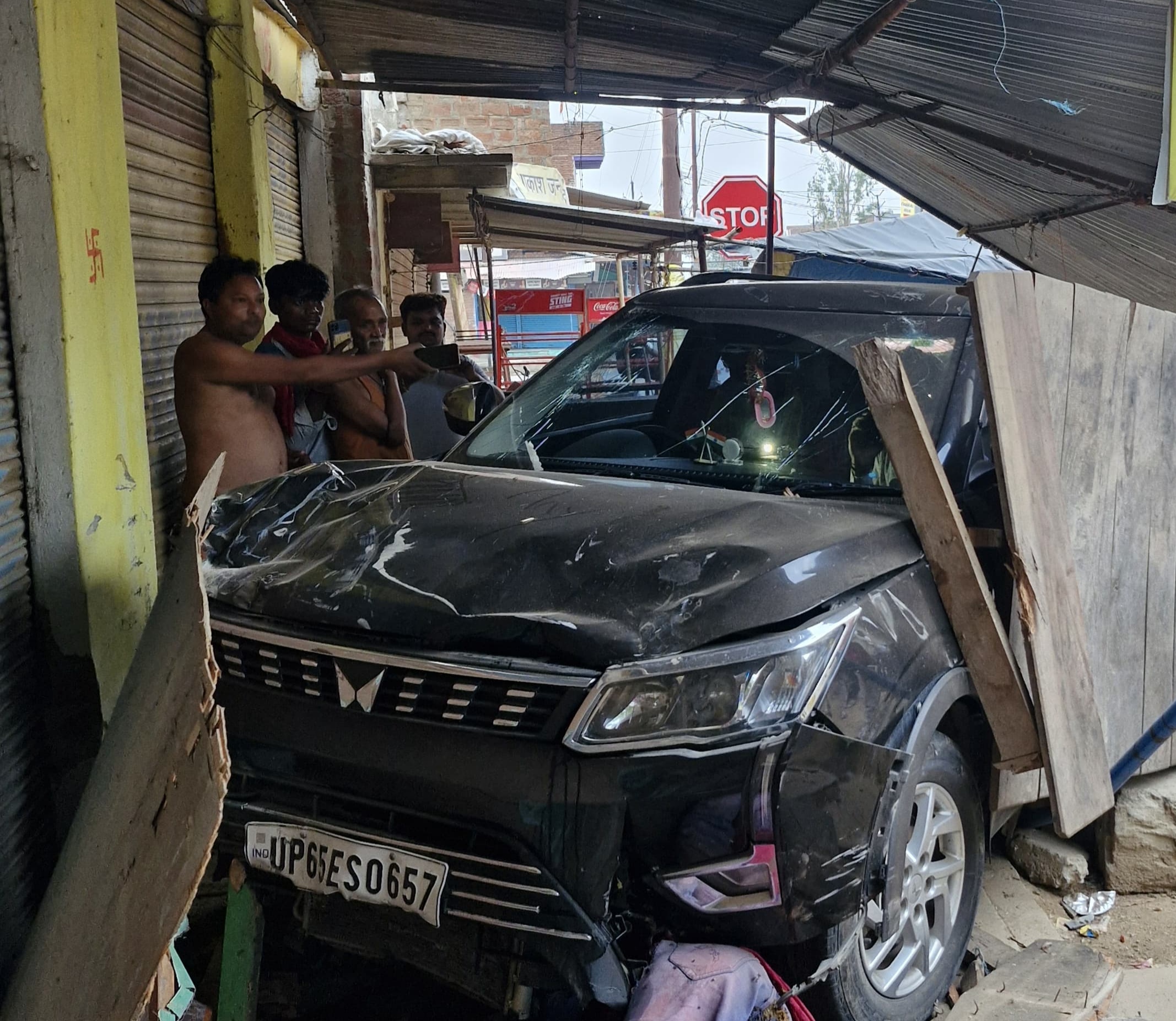 विंध्याचल अटल चौराहा पर अनियंत्रित कार दुकान के शटर को मारी टक्कर । विंध्याचल अटल चौराहा पर अनियंत्रित कार दुकान के शटर को मारी टक्कर ।